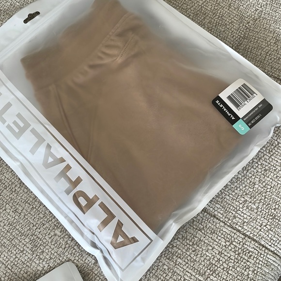 Alphalete Core Essentials Shorts - Safari - Picture 2 of 7